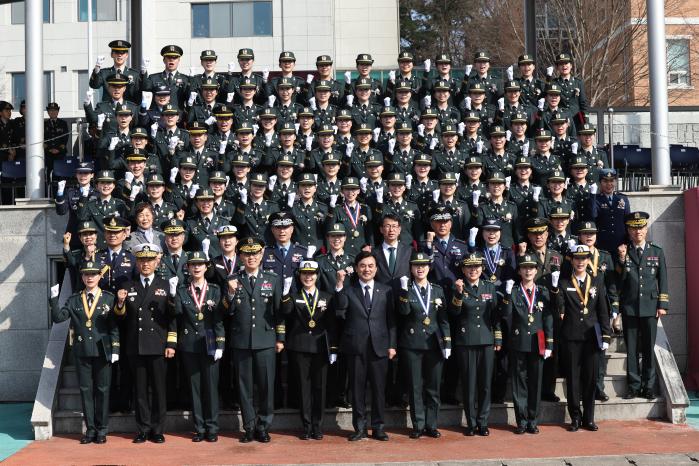 안규백(맨 앞줄 오른쪽 다섯째) 국방부 장관이 4일 개최된 국군간호사관학교 ‘제66기 졸업 및 임관식’에서 신임 간호장교들과 파이팅을 외치고 있다.