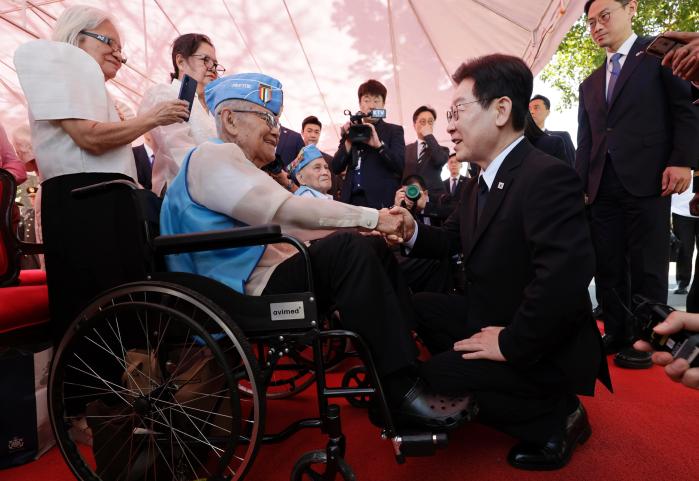 '헌신 앞에 몸을 낮춘 감사' 이재명 대통령이 4일 필리핀 마닐라 영웅 묘지 내 ‘한국전쟁 참전 기념비’에 헌화를 마친 뒤 한국전쟁 참전용사의 손을 잡고 인사하고 있다. 연합뉴스