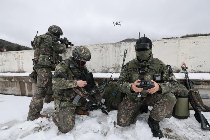 3일 육군과학화전투훈련단에서 진행된 육군6보병사단 육탄독수리여단 과학화전투훈련 중 드론TF 장병들이 드론을 운용하며 정찰 임무를 수행하고 있다.
