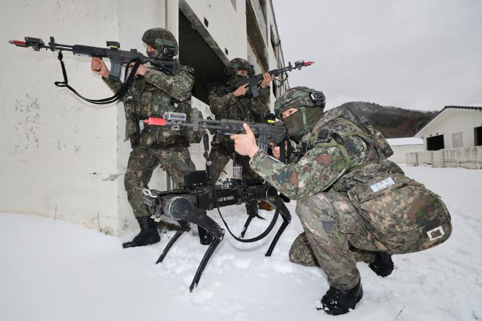 육탄독수리여단 진격대대 장병들이 다족보행로봇을 활용해 도시지역을 극복하고 있다.