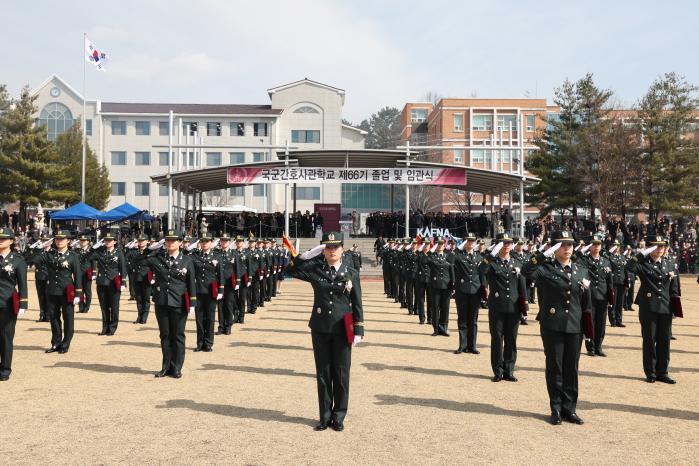 신임 간호장교들이 4일 열린 국군간호사관학교 66기 졸업·임관식에서 경례하고 있다.