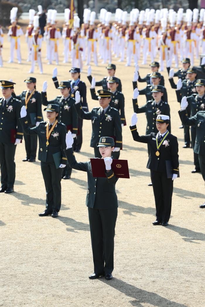 신임 장교들이 임관 선서를 하고 있다. 이들은 이 자리에서 장병과 국민의 생명을 수호하겠다는 굳은 의지를 다졌다.