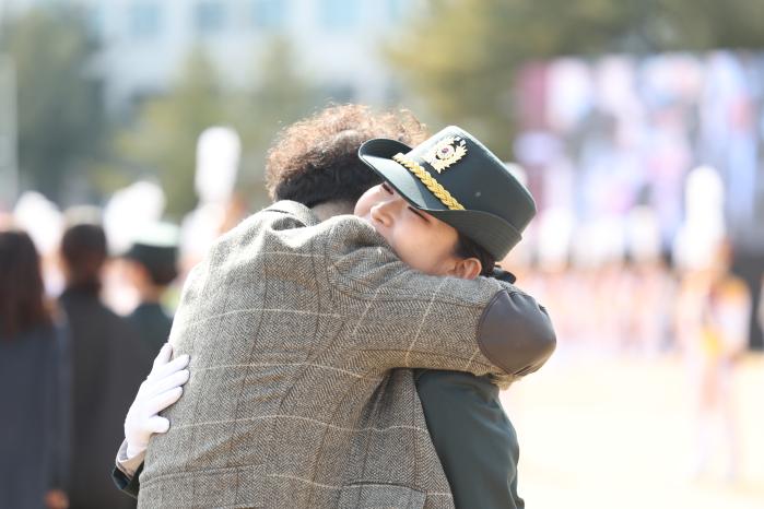 가족과 함께 임관의 기쁨을 만끽하는 신임 장교.