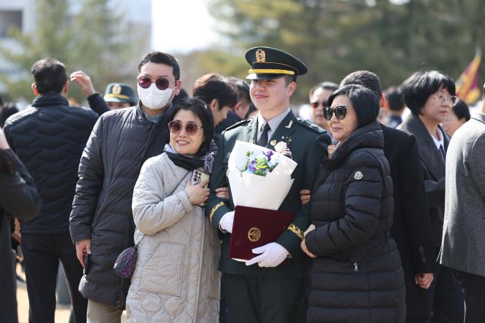 한 신임 장교가 가족들과 기념사진을 찍고 있다.