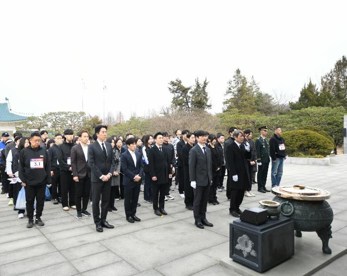 1일 국립현충원 현충탑 앞에서 양용모(맨 앞줄 왼쪽·전 해군참모총장) 국군예우사업회 고문을 비롯한 3·1절 RUN 참가자들이 순국선열을 기리며 참배하고 있다.  국군예우사업회 제공..