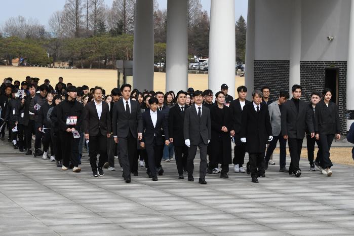 1일 양용모(맨 앞줄 왼쪽·전 해군참모총장) 국군예우사업회 고문을 비롯한 3·1절 RUN 참가자들이 국립현충원 현충탑을 향해 걸어가고 있다.  국군예우사업회 제공.