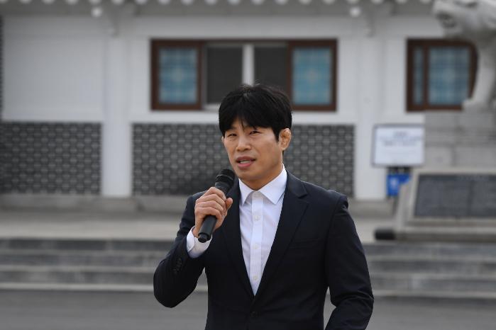 정지현(2004년 아테네 올림픽 레슬링 금메달리스트) 국군예우사업회 홍보대사가 3·1절 RUN 행사에서 인사말을 하고 있다.  국군예우사업회 제공.