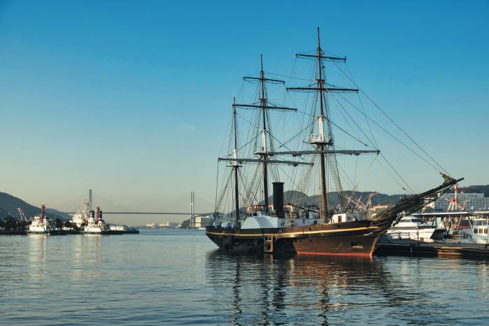 과거 개항을 압박하던 서구의 증기선. 현재는 나가사키 관광상품이 돼 항구에 정박해 있다. 필자 제공