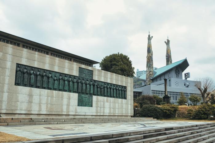 나가사키를 휩쓸고 간 신앙의 폭풍과 박해의 역사를 묵묵히 증언하는 니시자카 언덕의 26성인 순교 기념비. 필자 제공