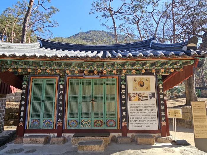 태극기가 보존돼 있던 진관사 칠성각.