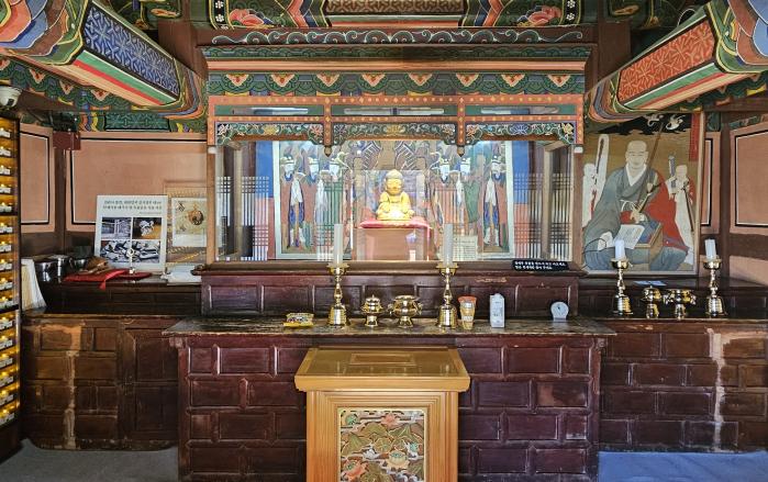 진관사 칠성각 내부 불상. 뒷벽에서 태극기가 발굴됐다.