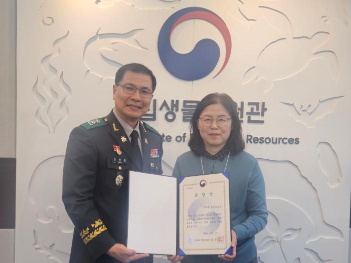안현철(왼쪽) 국군교도소장이 유호 기후에너지환경부 국립생물자원관장으로부터 부대표창을 받고 있다. 부대 제공