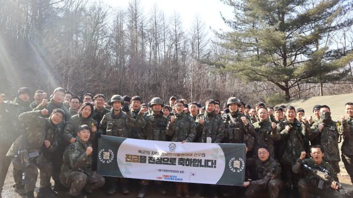 육군1기갑여단 스마트 각흘봉대대 장병들이 육군과학화전투훈련단에서 현지 진급식 행사를 마친 뒤 기념촬영을 하고 있다. 부대 제공