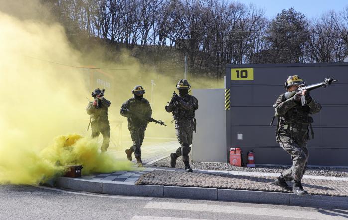 육군55보병사단 상비예비군들이 야탑 과학화예비군훈련장에서 마일즈 장비를 활용해 쌍방교전 훈련을 하고 있다. 사진 제공=김윤수 군무주무관