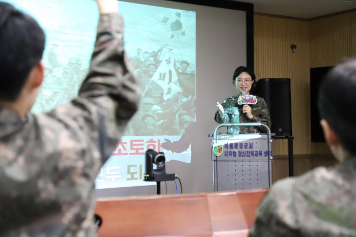 김태희 대위가 주간 정신전력교육 중 질문을 받고 있다.