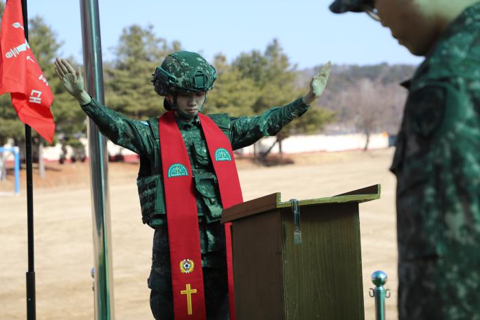 김예슬 대위(진)가 전시 군종 지원 야외기동훈련 예행연습 때 추모기도를 하고 있다.