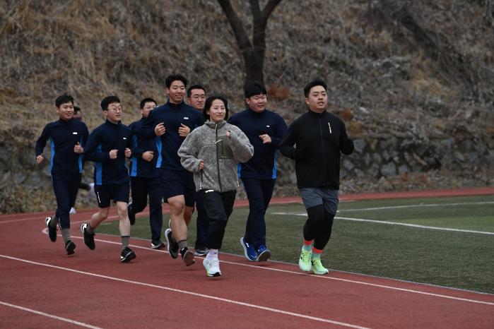 공군16전투비행단 장병들이 ‘함께해요, 데일리(Daily) 행복 런(Run)’ 프로그램의 하나로 달리기를 하고 있다. 부대 제공