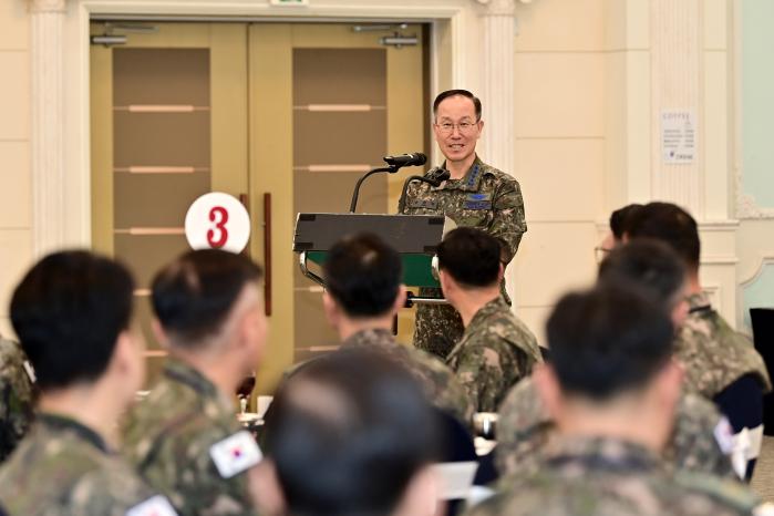 5일 손석락 공군참모총장은 공본 및 예하부대 항공무기정비감독자 60여 명을 대상으로 열린 간담회를 주관하고 있다. 공군 제공