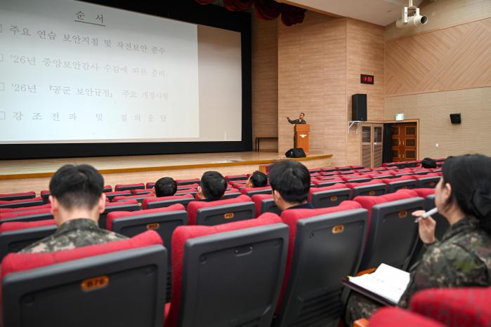 5일 공군11전투비행단 대구기지 강당에서 정보처 박종화 준위가 보안 실무자 소집교육을 하고 있다. 사진 제공=원종유 병장