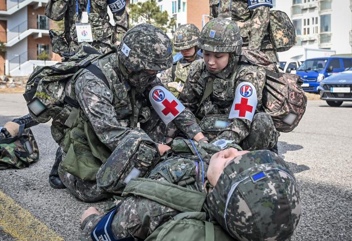 공군15특수임무비행단이 26-1차 전투태세훈련의 하나로 전개한 대량 전상자 의무지원 훈련에서 의무요원들이 환자를 응급처치하고 있다. 사진 제공=곽한빛 하사