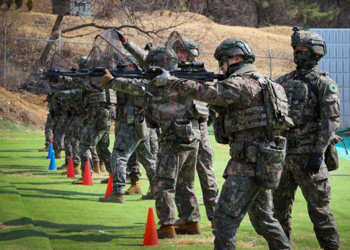 육군2신속대응사단 장병들이 근접전투사격훈련에서 소총 사격을 하고 있다. 사진 제공=김소희 상사