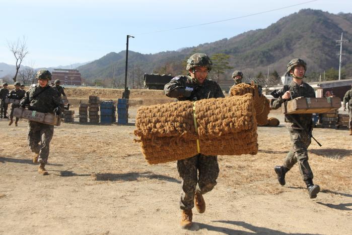 육군22보병사단 비호대대 장병들이 전투체력 측정의 하나로 교탄박스와 야자매트를 활용한 팀 단위 물자 운반을 하고 있다. 사진 제공=이동준 중위