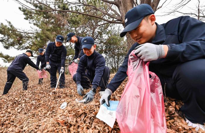 해군2함대 기지방호전대 플로깅 동아리 장병들이 부대 내에서 조깅하며 환경정화를 하는 플로깅 활동을 펼치고 있다. 사진 제공=이해환 상사