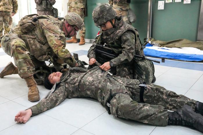 5일 해병대 연평부대 의무중대 주둔지에서 열린 연합 의무훈련에서 한미 장병들이 전투부상자 처치법을 숙달하고 있다. 부대 제공