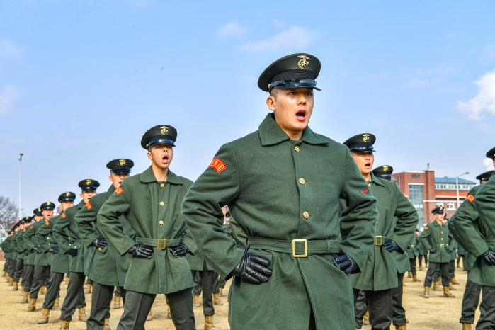 5일 해병대교육훈련단에서 열린 신병 1326기 수료식에서 신병들이 군가를 부르기 위해 준비하고 있다. 사진 제공=이민주 중사(진)