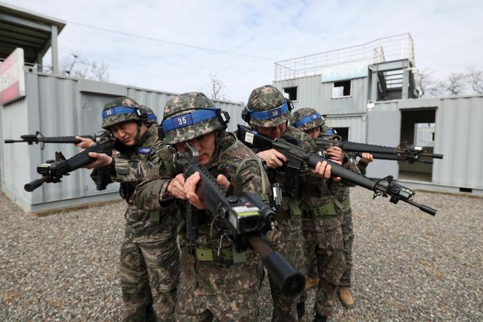 육군51보병사단이 지난 3일 평택·오산 과학화예비군훈련장에서 개최한 올해 첫 예비군훈련 중 예비군들이 기동하고 있다. 이윤청 기자