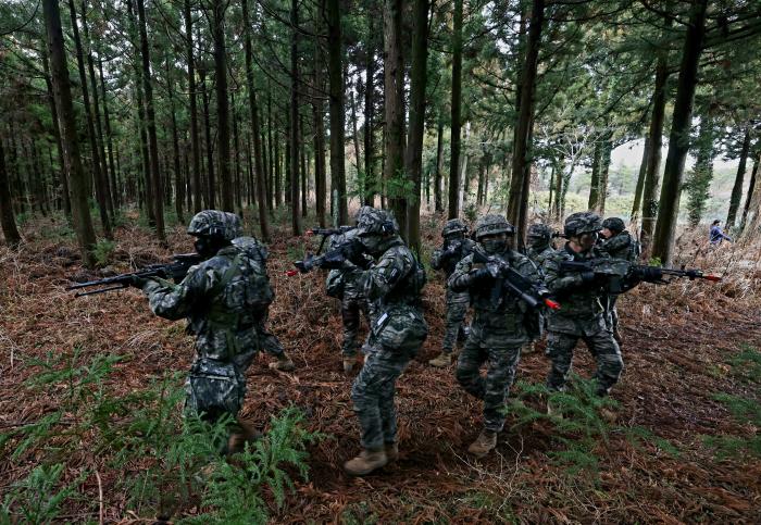해병대9여단 예하 전 부대가 교육훈련 활성화 기간에 맞춰 지난달부터 오는 26일까지 제주도 전역에서 실전적인 전술훈련을 진행 중인 가운데 92대대 장병들이 서귀포시 한 훈련장에서 경계태세를 유지한 채 삼나무 숲속을 이동하고 있다. 조용학 기자