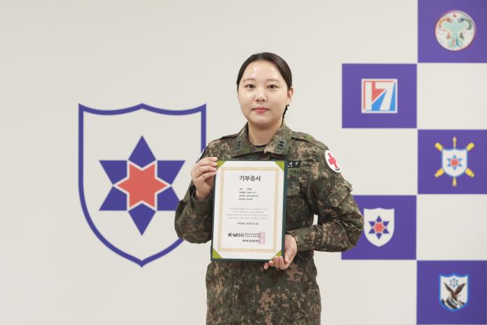 육군12보병사단 신병교육대대 정예림 대위(진)가 모발기부 증서를 들어 보이고 있다.