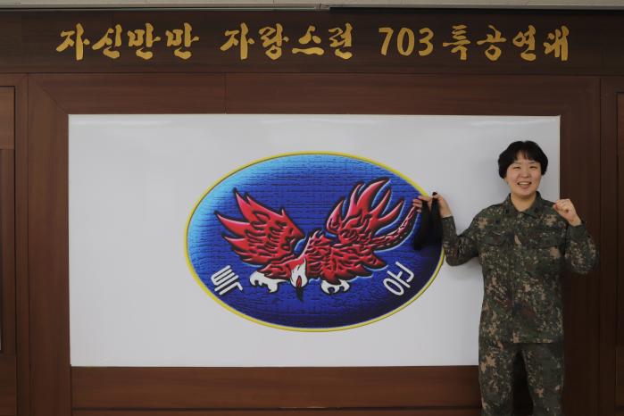 육군3군단 특공연대 김효진 중사가 3년간 기른 머리카락 30㎝를 들어 보이고 있다.