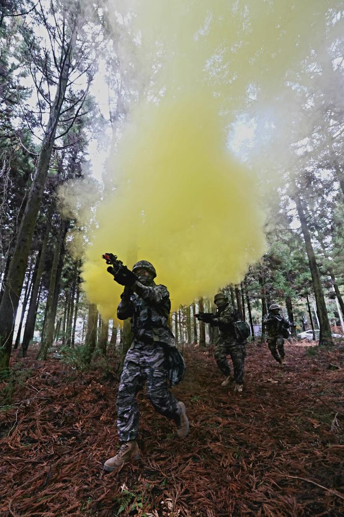 목표 지점을 확보하기 위해 신속하게 지형지물을 통과하는 장병들.