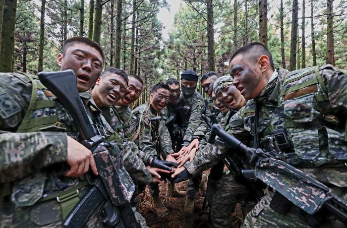 성공적인 훈련 종료를 자축하는 92대대 장병들.