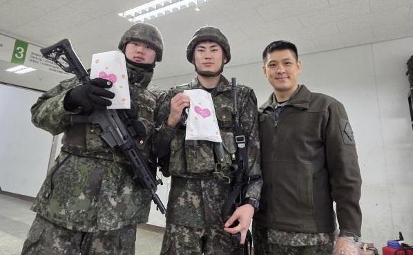 육군2기갑여단 ‘다같이 행복을 나누는 군(다가행군)’ 봉사단이 탄약보급소(ASP) 경계 임무에 투입된 장병들에게 붕어빵을 전달하며 기념촬영을 하고 있다. 부대 제공