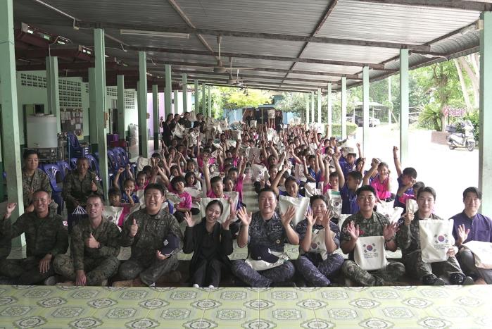 코브라골드 훈련전대 장병들이 지난 5일 태국 라용주에 있는 초등학교를 방문해 위문품을 전달한 뒤 기념사진을 찍고 있다. 사진=해병대 제공 