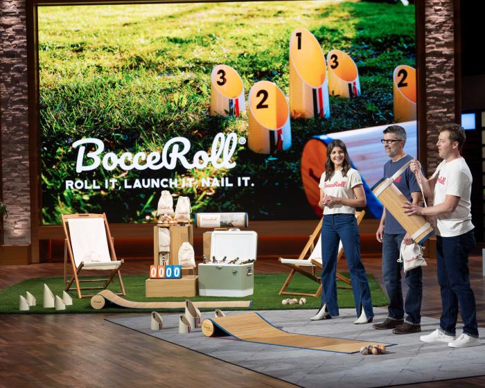 ‘샤크탱크’ 시즌17의 거물 투자자 샤크들이 참가자의 피칭 아이템을 검토하고 있다. 사진=쿠팡플레이