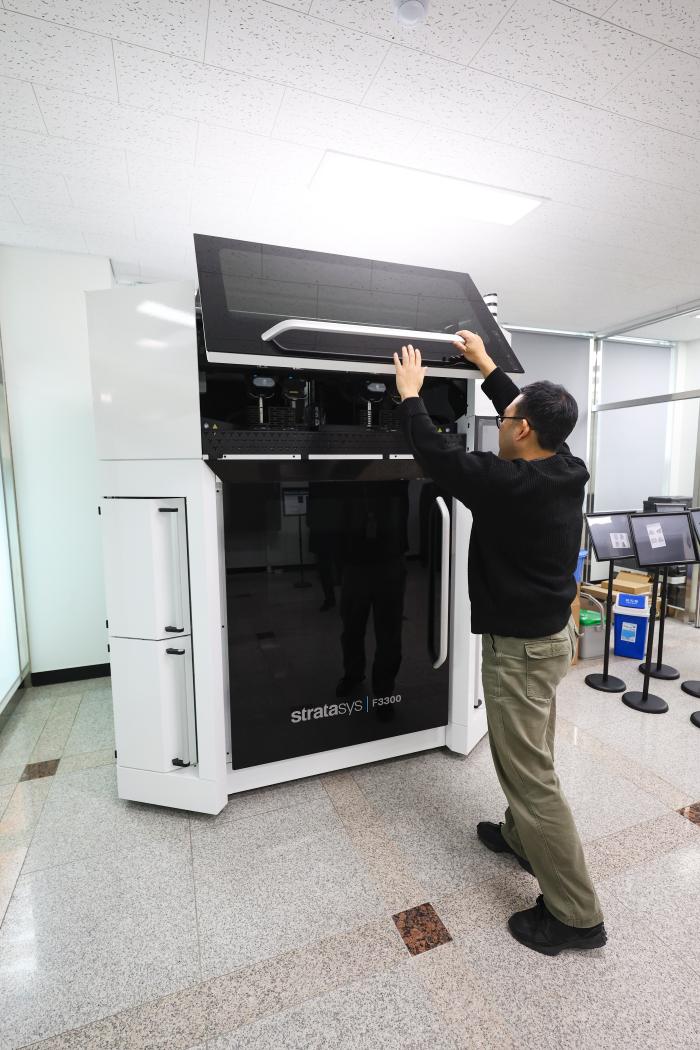 건양대 매직센터에서 관계자가 국방기술장비를 시연하고 있다.