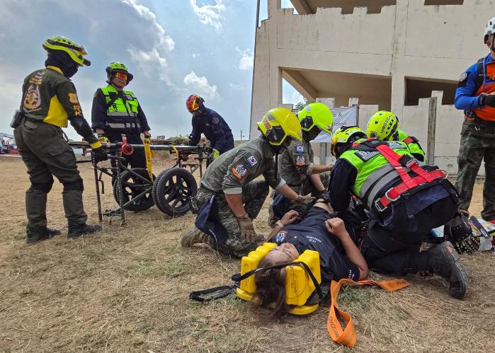 코브라골드 훈련에 참가한 다국적군 장병들이 재난발생으로 부상한 장병 이송을 위해 준비하고 있다.