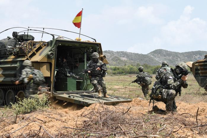 태국 핫야오 해안에 상륙한 해병대 장병들이 하차전투를 하고 있다.