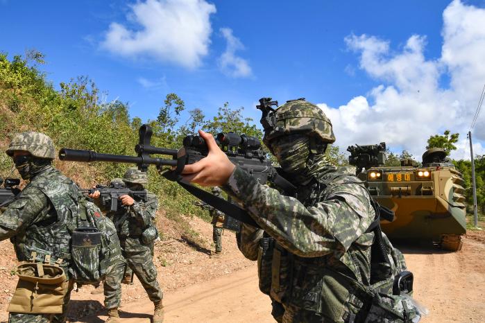 해병대 장병들이 태국 핫야오 해안에서 KAAV를 활용한 대상륙작전 임무를 수행하고 있다.