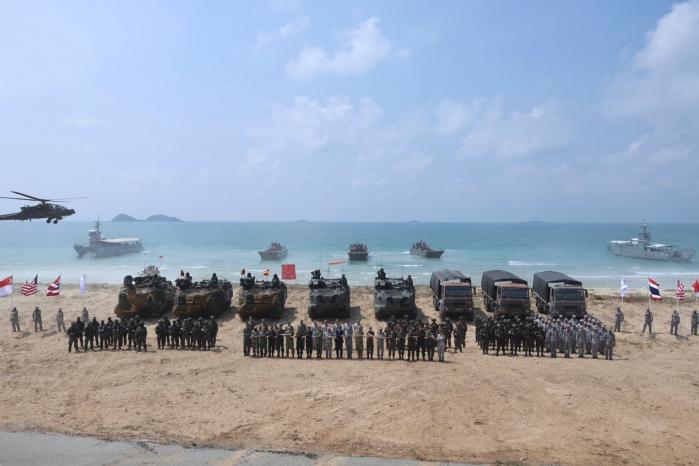 2026년 코브라골드훈련에 참가한 장병들이 태국 핫야오 해안에서 기념촬영을 하고 있다.