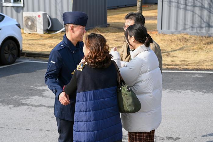 공군16전투비행단이 지난 6일 개최한 가족 초청행사에서 전입 신병이 가족과 즐겁게 대화하고 있다. 부대 제공