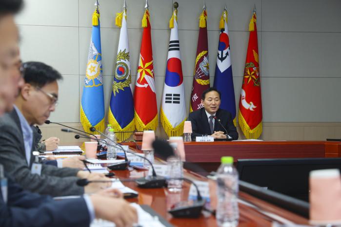 이두희 국방부 차관이 지난 6일 서울 용산구 국방부에서 열린 국방데이터·인공지능위원회에서 발언하고 있다. 이경원 기자