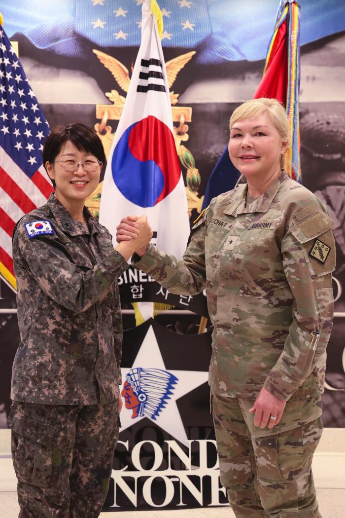 미2사단/한미연합사단 문한옥(왼쪽) 부사단장과 미20화생방사령부 W.보셰 사령관이 손을 맞잡고 있다.