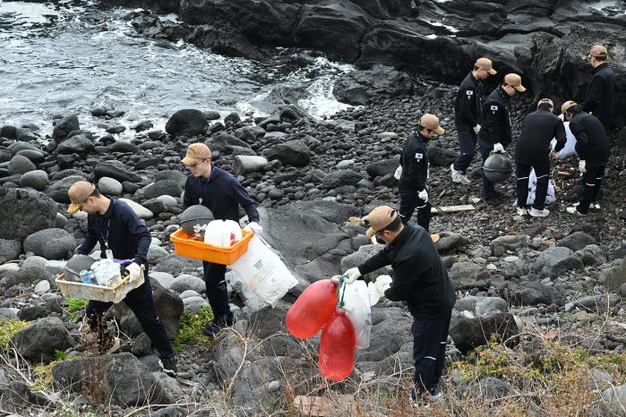 해군기동함대 충무공이순신함 장병들이 제주 올레길에서 환경정화 활동을 하고 있다. 부대 제공