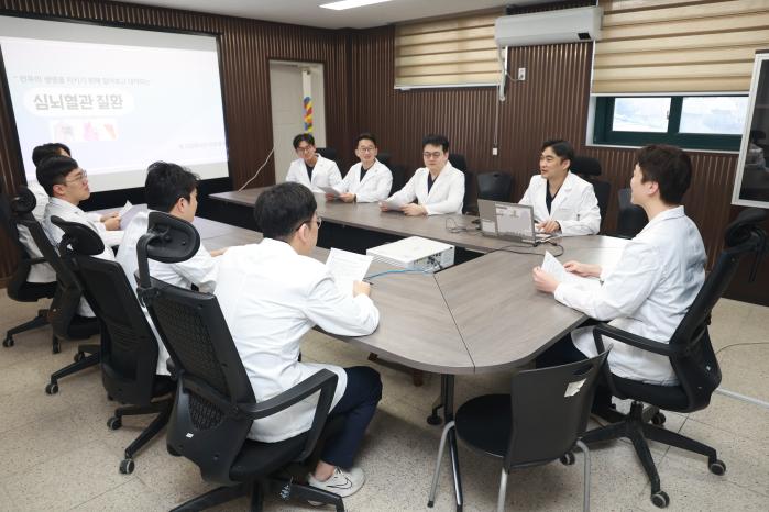 육군12보병사단 의무대대 군의관들이 심뇌혈관 질환을 주제로 학술동아리 활동을 하고 있다. 사진 제공=고바라 군무주무관