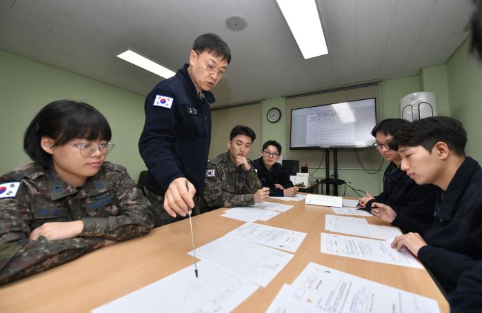지난 6일 공군17전투비행단 신임 비밀보관책임관들이 비밀의 보관·접수, 저장매체 관리 등 문서보안에 대한 기초교육을 받고 있다. 부대 제공