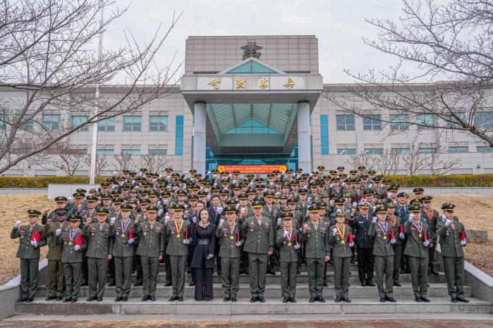 지난 6일 열린 해병대 부사관 임관식에서 신임 부사관들이 힘찬 시작을 다짐하며 파이팅을 외치고 있다. 부대 제공